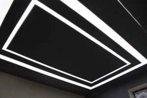 chernye potolky 300x200